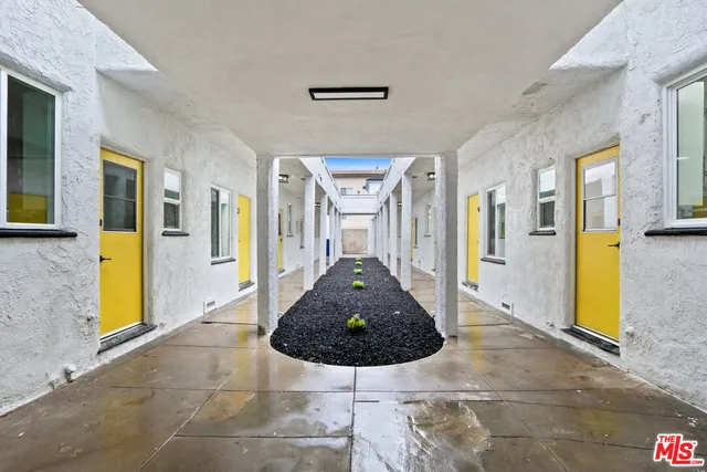 a view of an front room