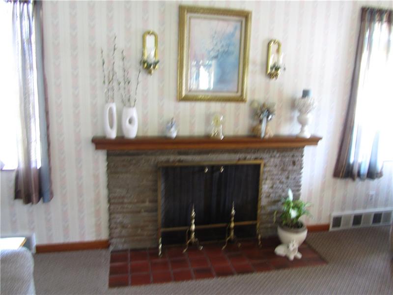 180 Coyle Curtain Road Monongahela, PA 15063 - Photo 10 of 24 Livingroom