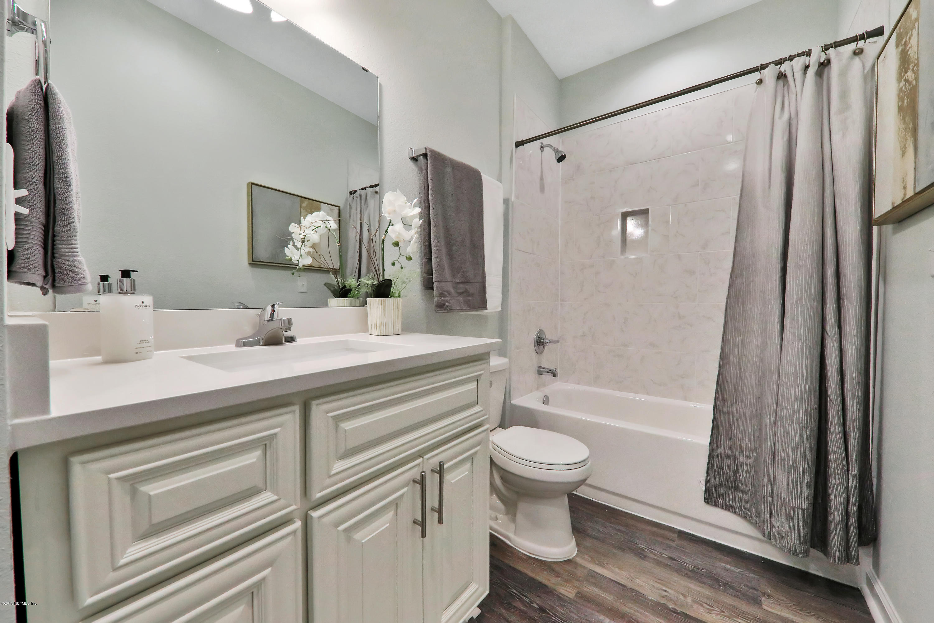 9639 Kevin Road Jacksonville, FL 32257 - Photo 18 of 25 Guest Bathroom