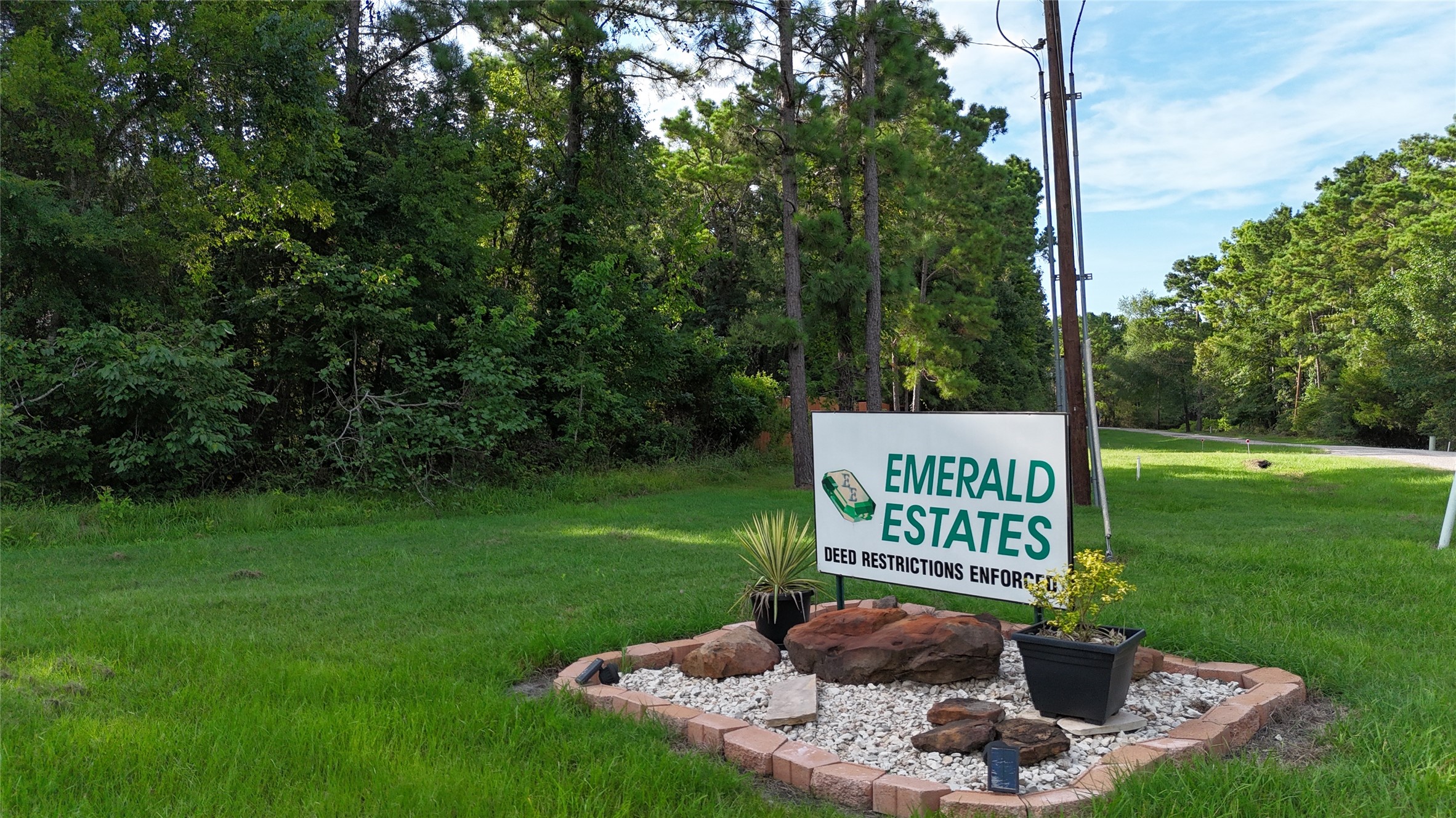 35 Naples Way Huntsville, TX 77320 - Photo 9 of 16 a sign of golf club on a wall under a tree