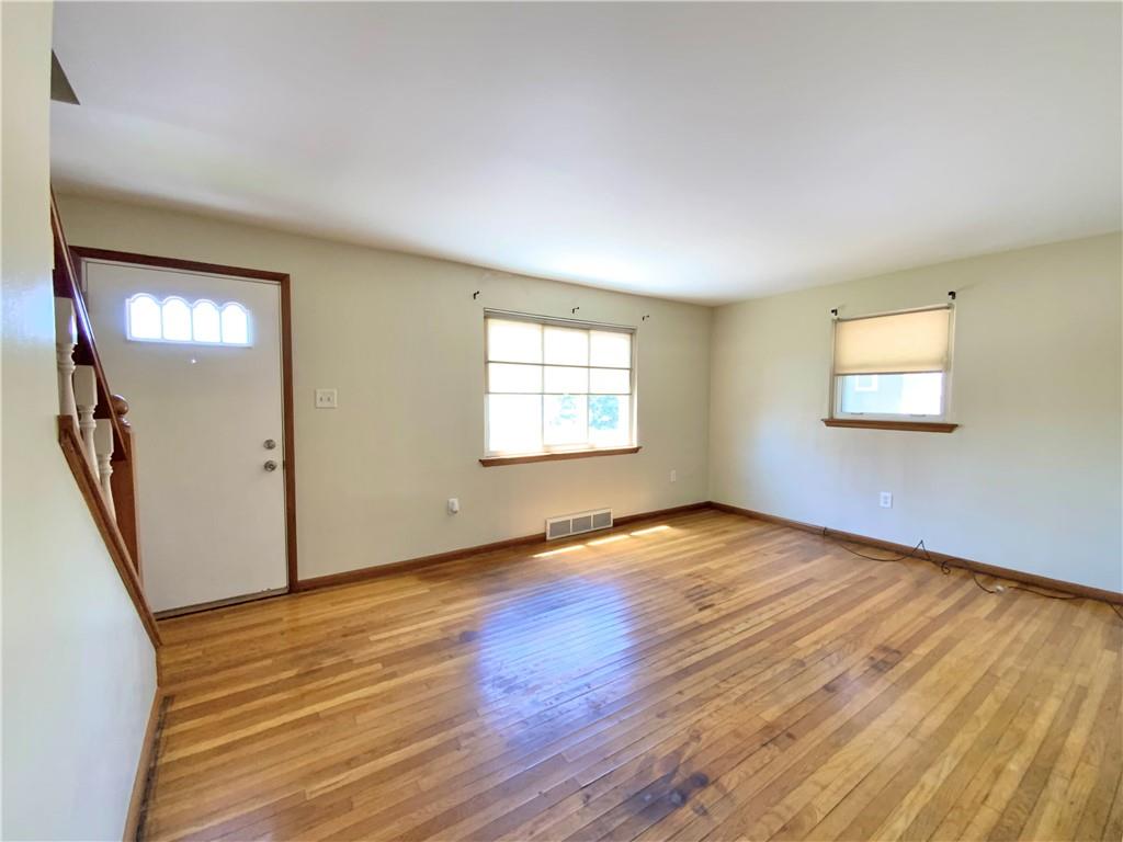 481 Oregon Avenue Rochester, PA 15074 - Photo 9 of 28 Living Room