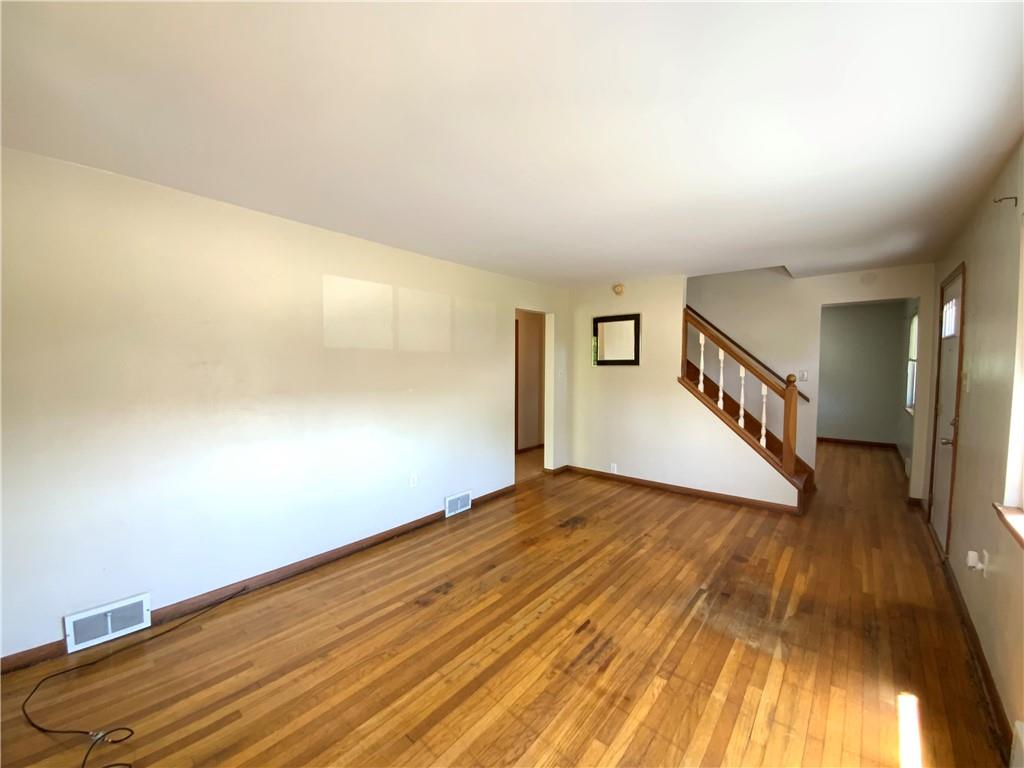 481 Oregon Avenue Rochester, PA 15074 - Photo 10 of 28 Living Room
