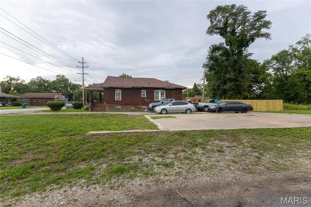 $2,000 | 4800 Caseyville Avenue, Washington Park, IL 62204