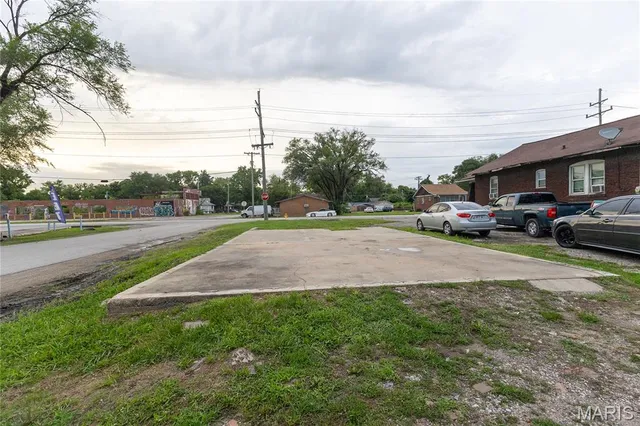 $2,000 | 4800 Caseyville Avenue, Washington Park, IL 62204