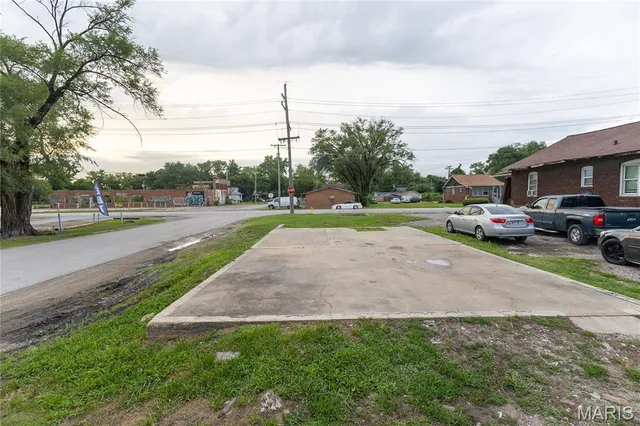 $2,000 | 4800 Caseyville Avenue, Washington Park, IL 62204