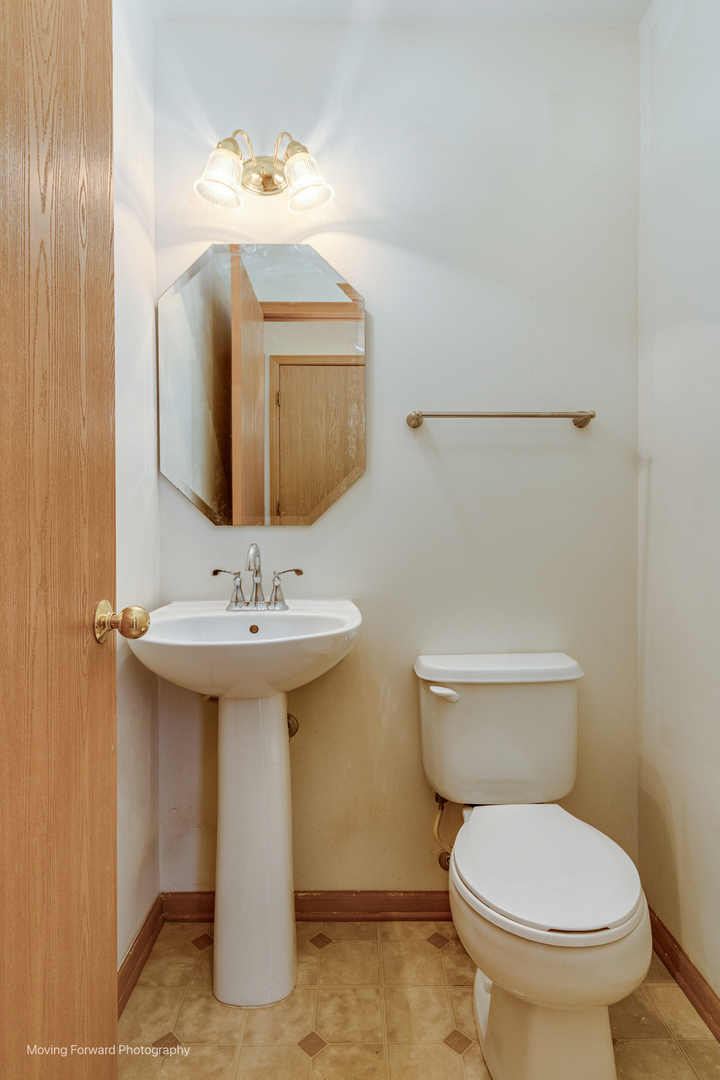 1086 Delta Drive Elgin, IL 60123 - Photo 15 of 29 a bathroom with a sink toilet and mirror