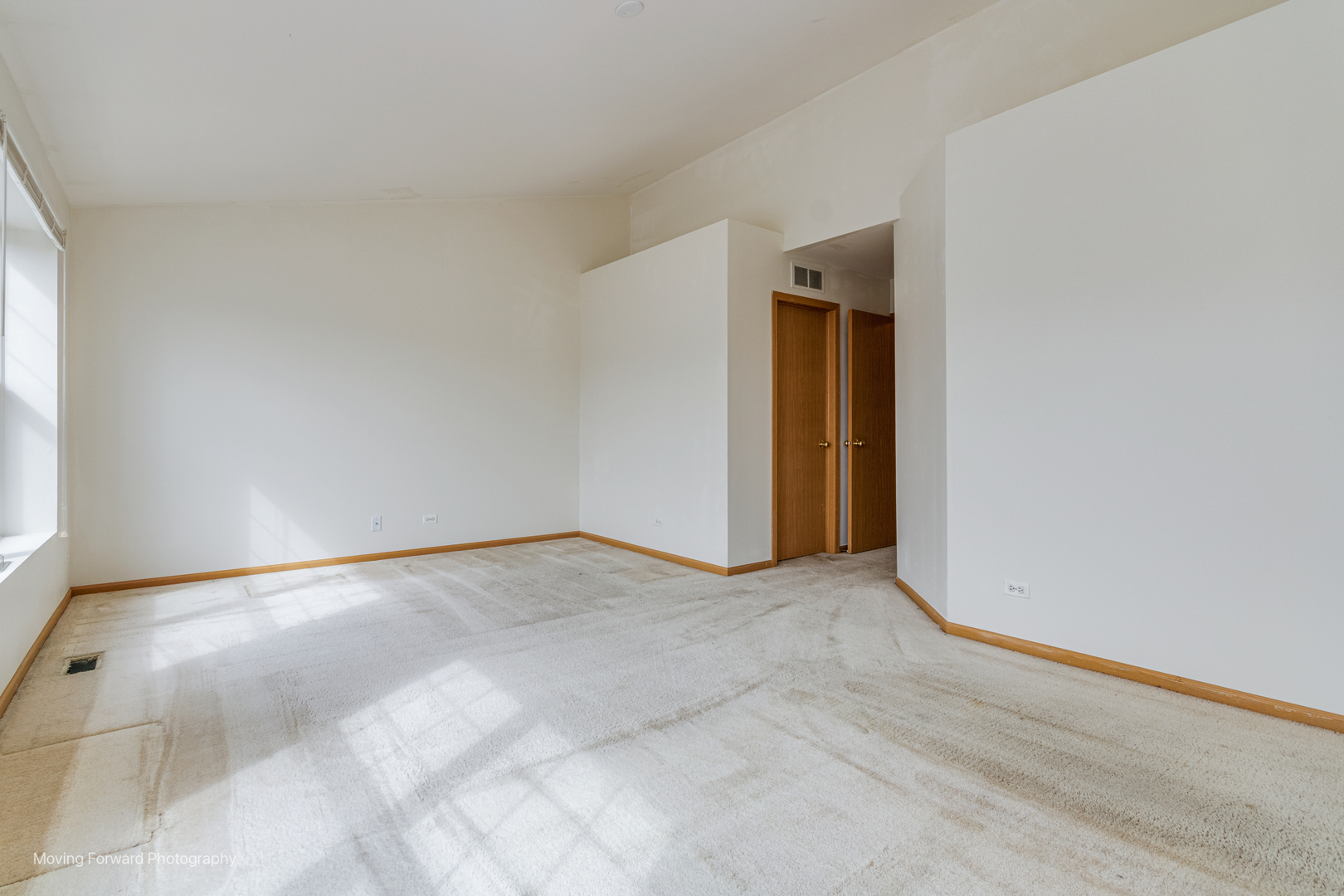 1086 Delta Drive Elgin, IL 60123 - Photo 19 of 29 a view of an empty room and window