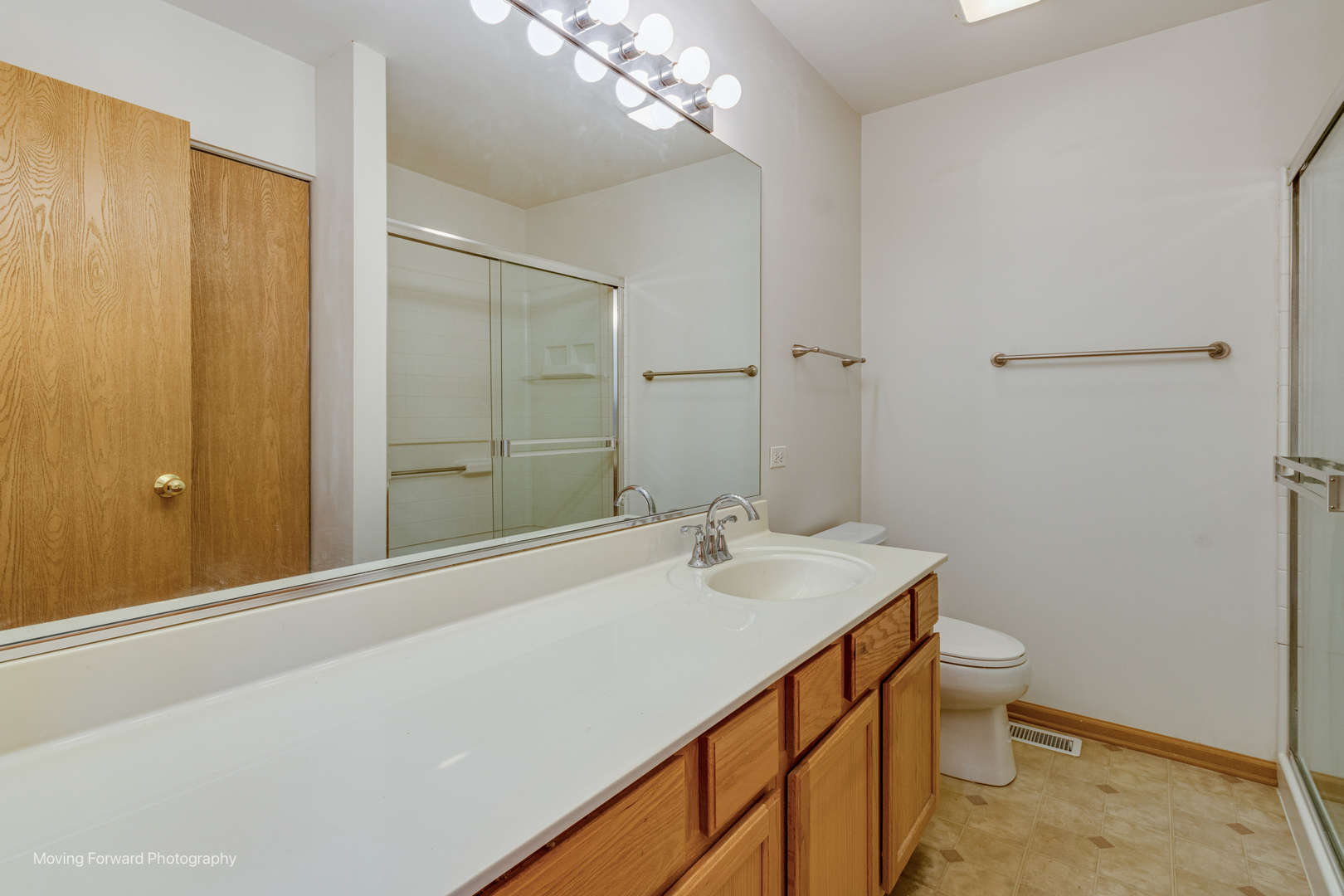 1086 Delta Drive Elgin, IL 60123 - Photo 21 of 29 a bathroom with a sink a toilet and shower