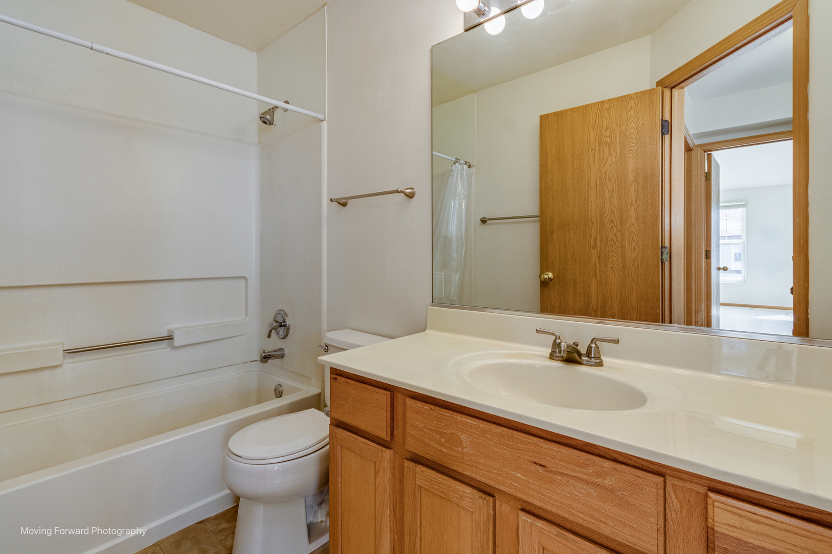 1086 Delta Drive Elgin, IL 60123 - Photo 24 of 29 a bathroom with a sink a toilet and shower