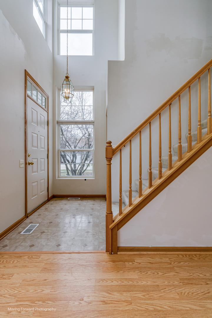 1086 Delta Drive Elgin, IL 60123 - Photo 4 of 29