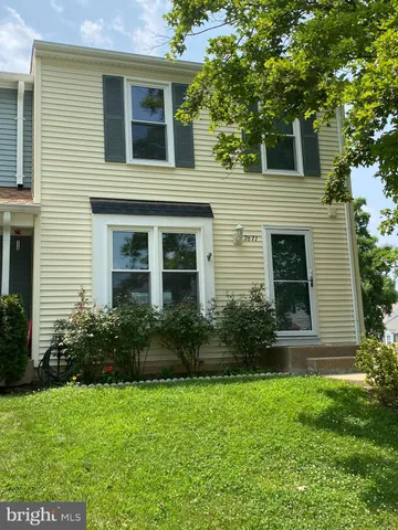 a view of house with front yard