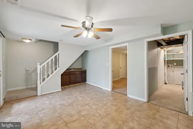 a view of an entryway with a workspace