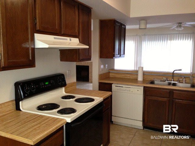 6701 Dickens Ferry Road, Unit 10 Mobile, AL 36608 - Photo 2 of 7 Kitchen