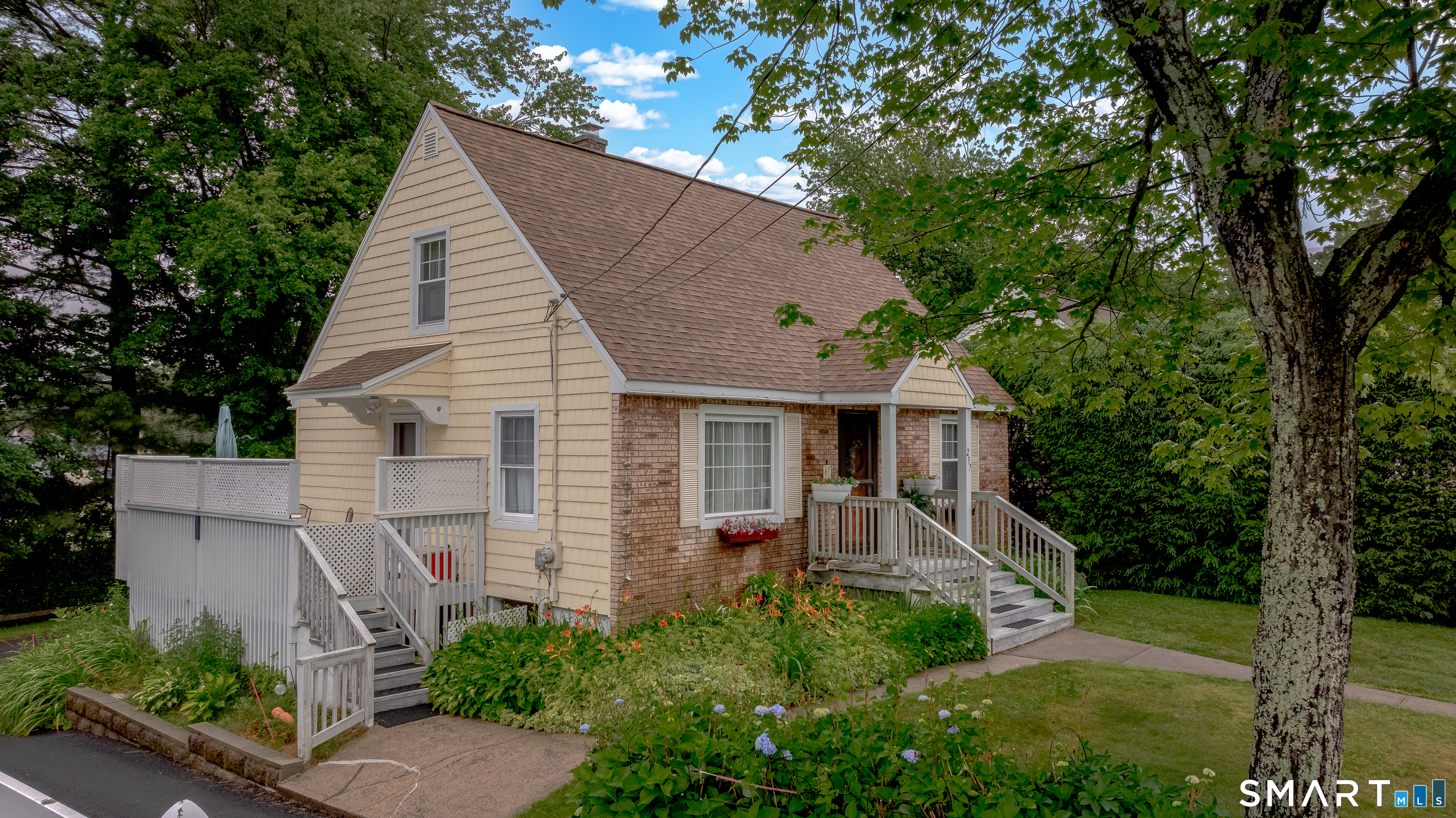 237 Alexander Avenue Waterbury, CT 06705 - Photo 2 of 31