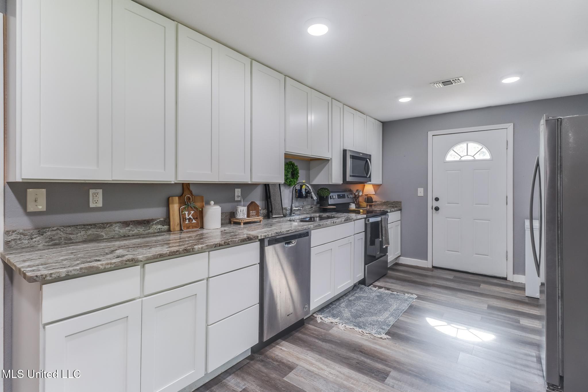 12164 Barton Road Gulfport, MS 39503 - Photo 23 of 37 IMG_5523