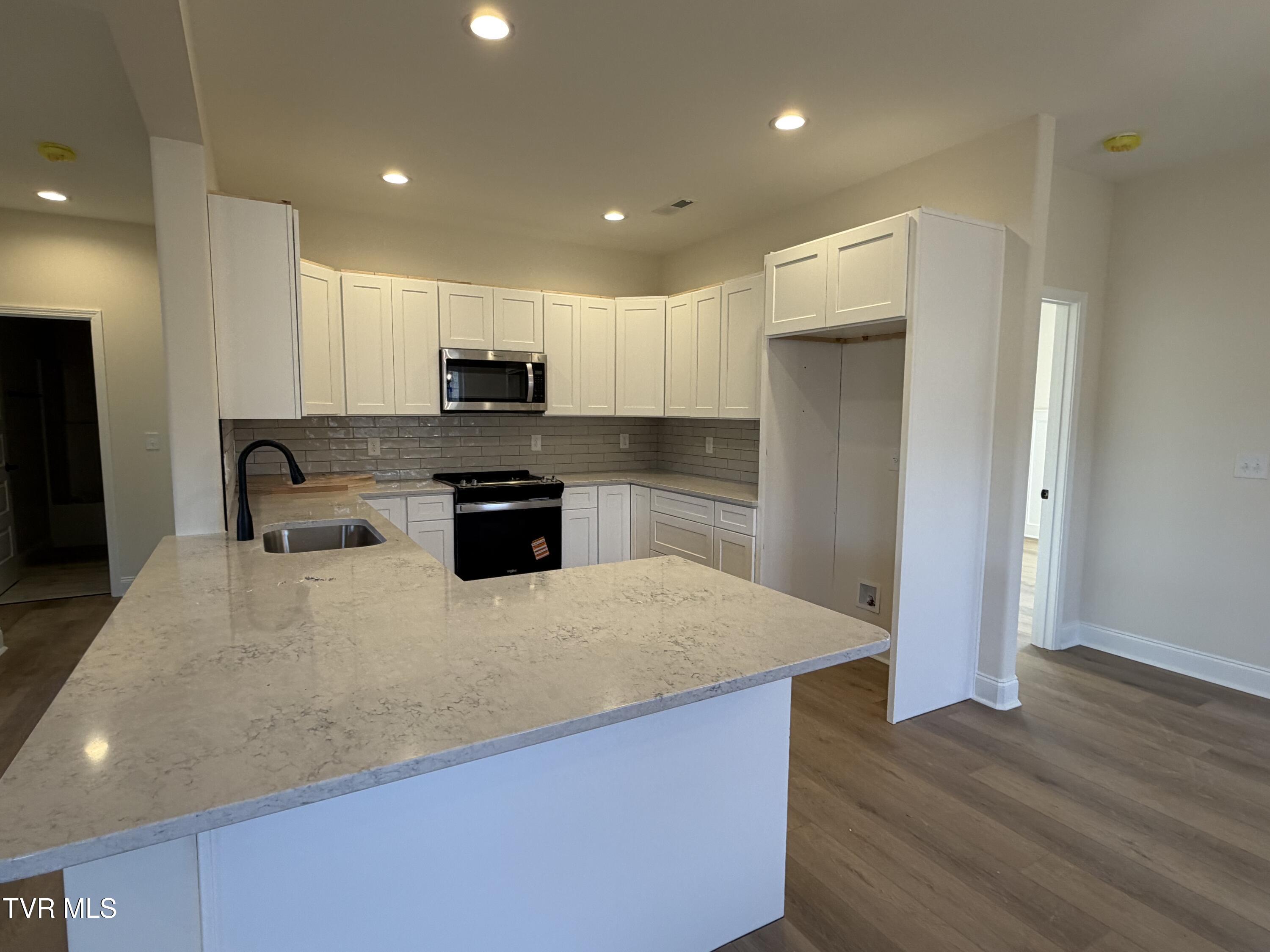 144 Ervin Loop Erwin, TN 37650 - Photo 4 of 18 IMG_0695