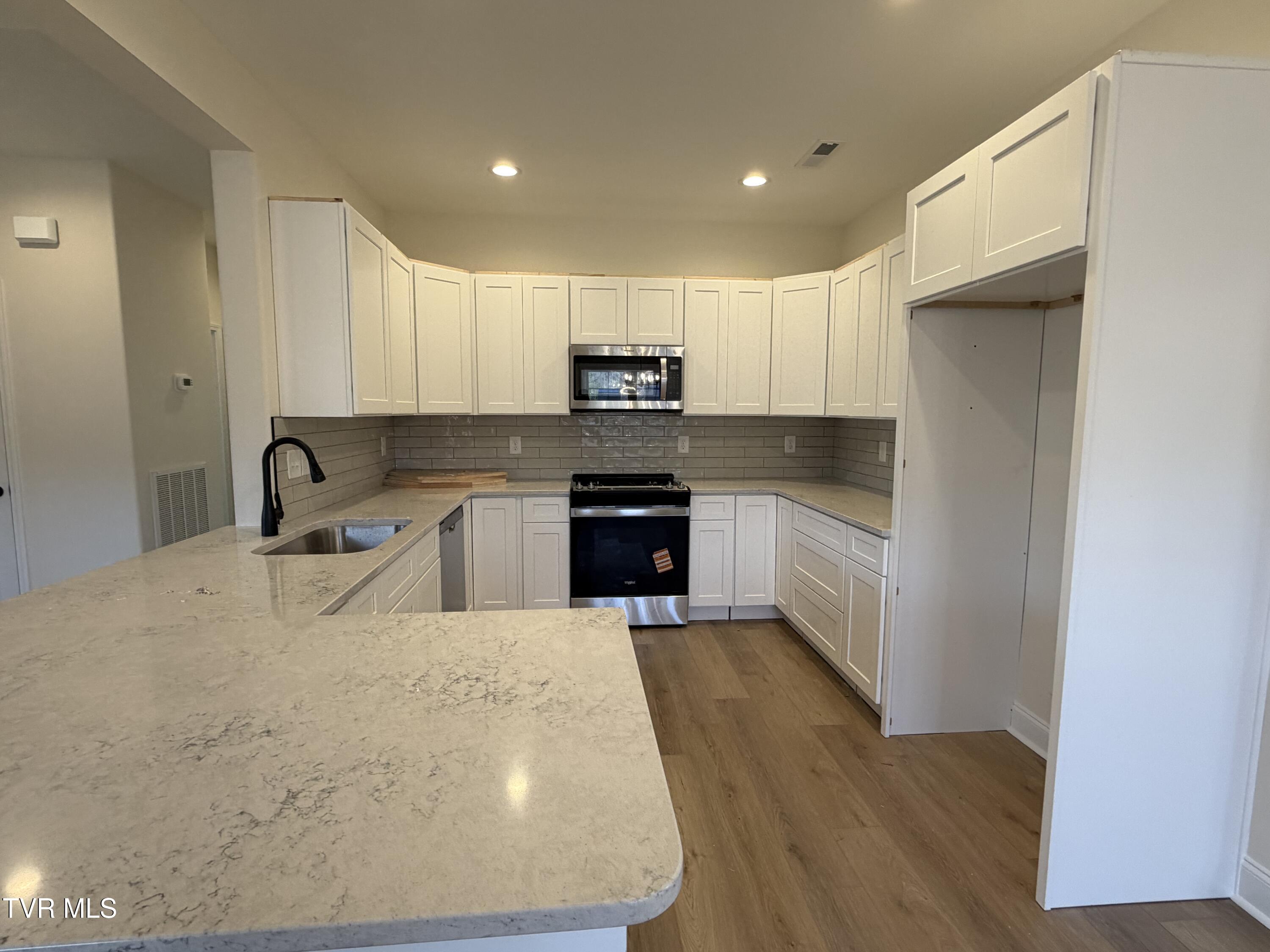 144 Ervin Loop Erwin, TN 37650 - Photo 5 of 18 IMG_0696