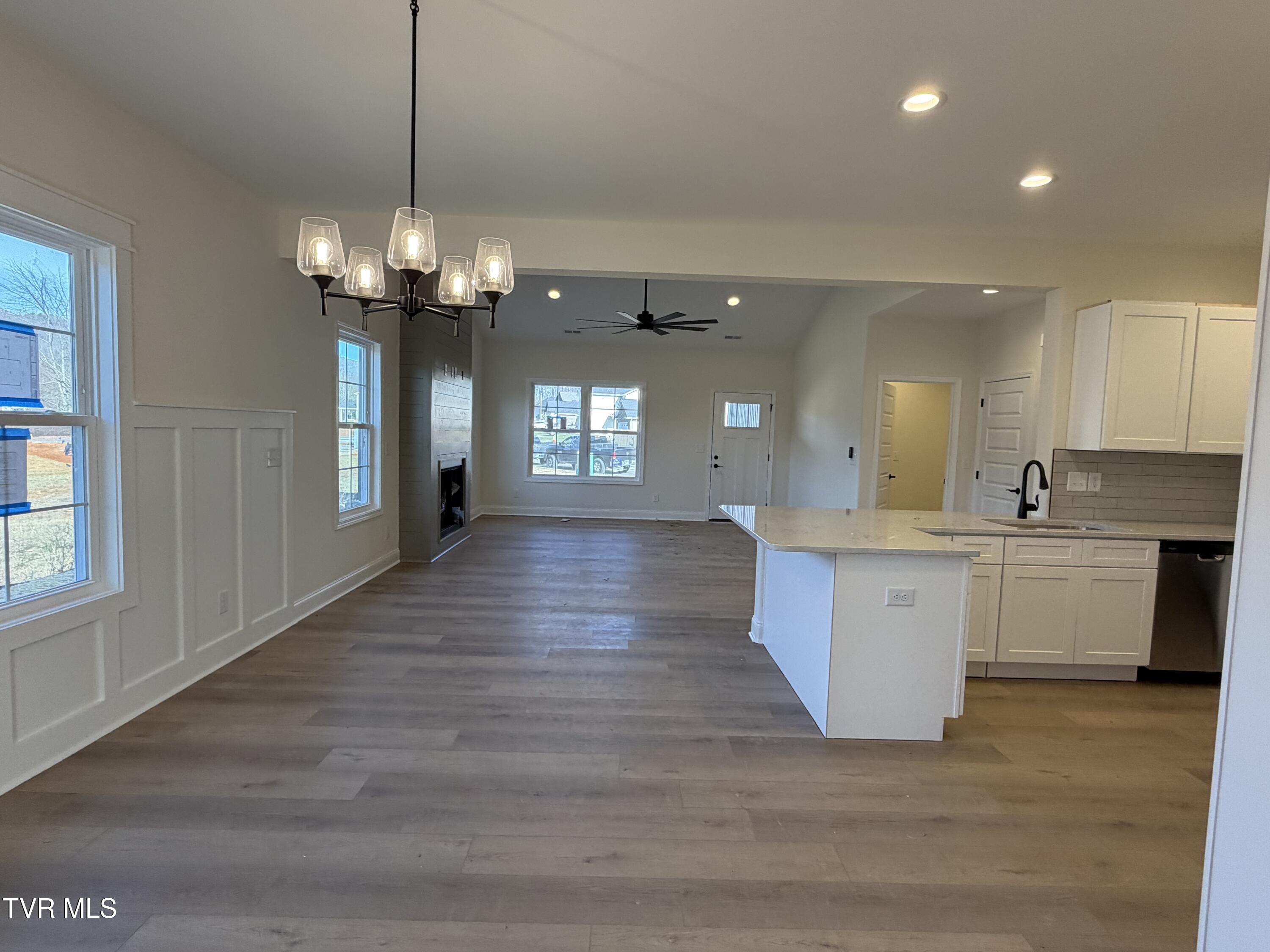 144 Ervin Loop Erwin, TN 37650 - Photo 7 of 18 IMG_0702