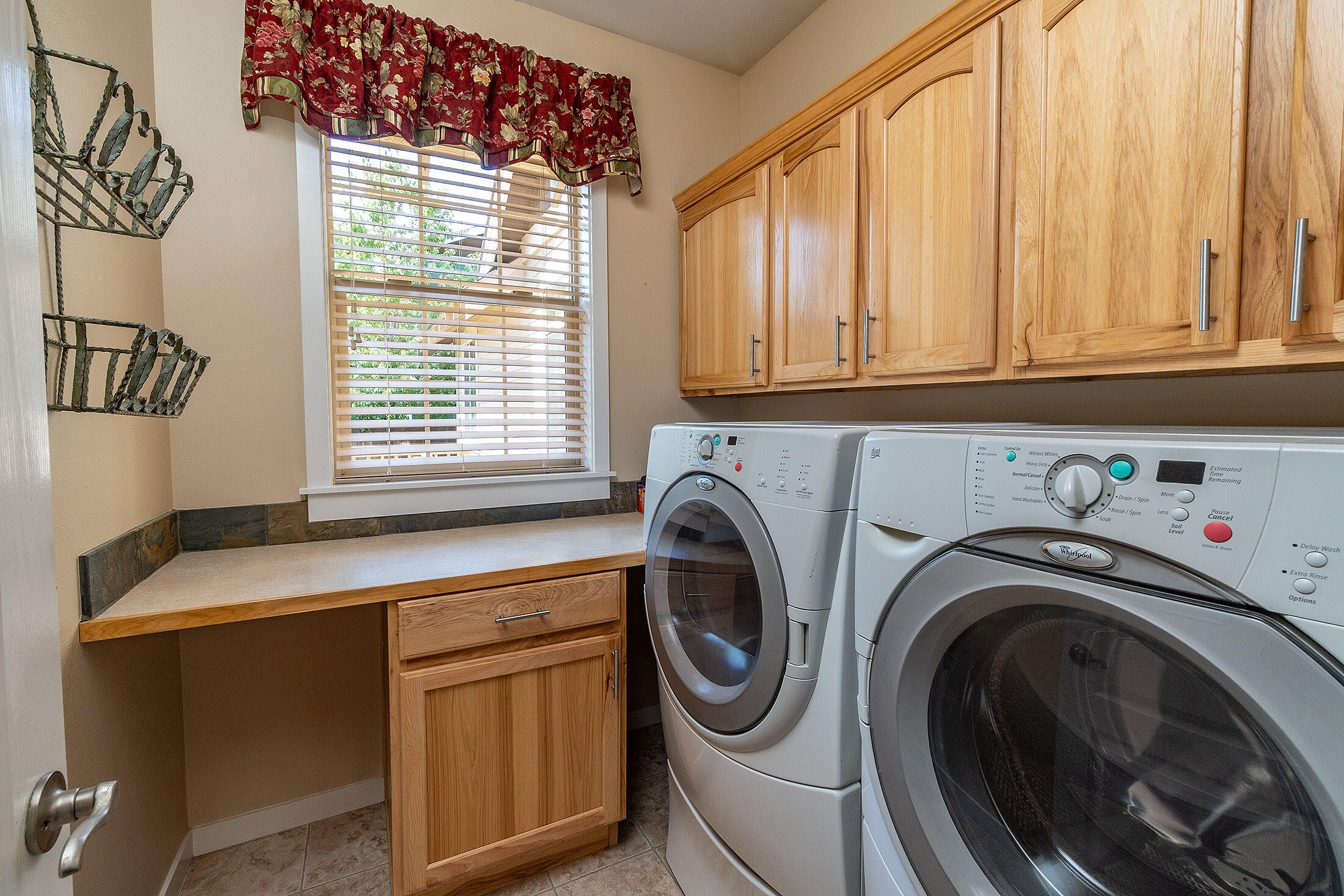 852 Northwest Rimrock Drive Redmond, OR 97756 - Photo 17 of 22 Washer and dryer included