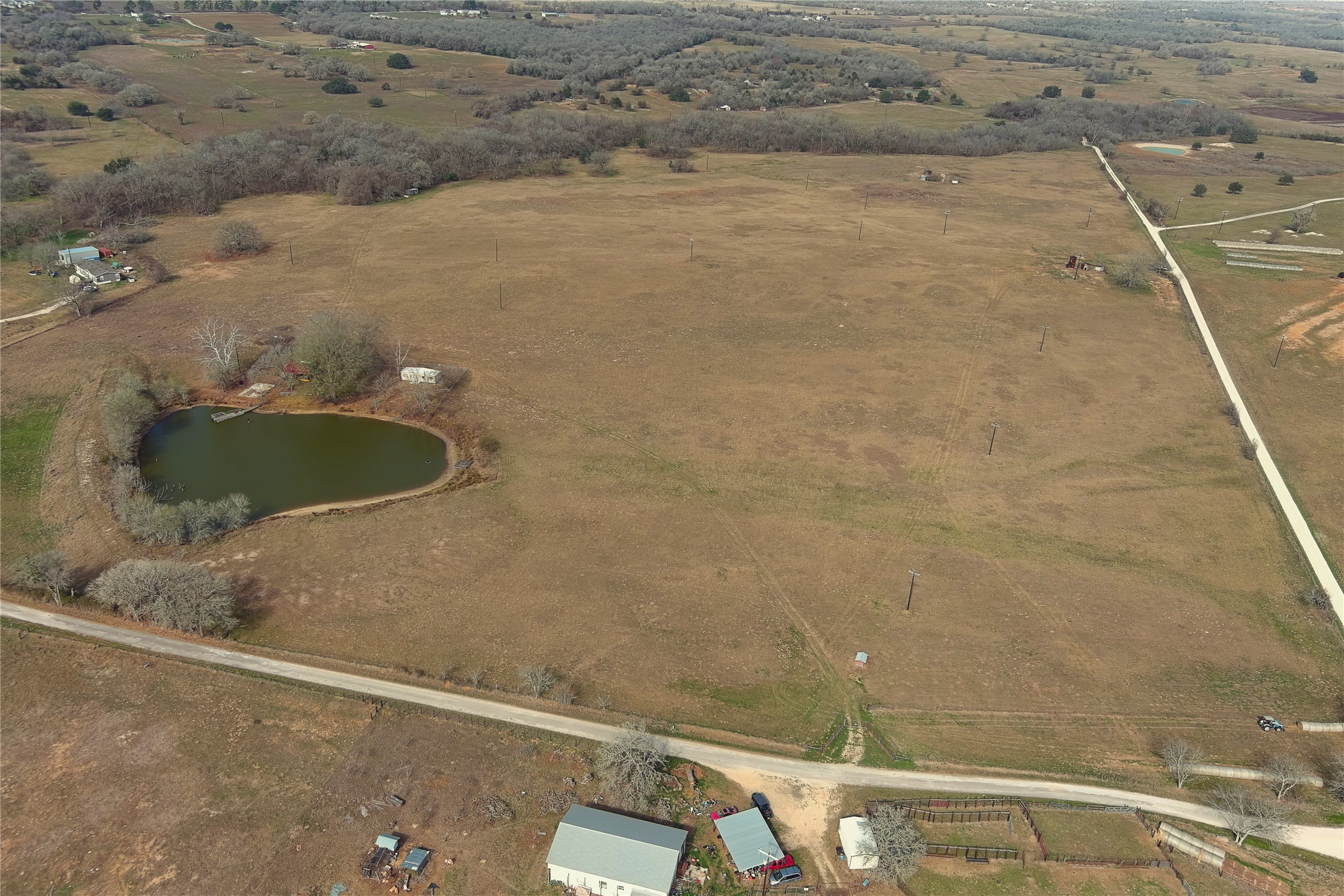 5510 Old McMahan Road Lockhart, TX 78644 - Photo 4 of 10 a bath tub sitting in a bathroom