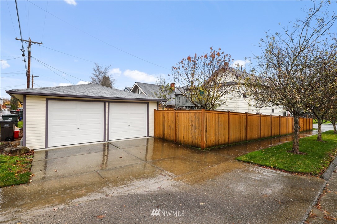2132 Rockefeller Avenue Everett, WA 98201 - Photo 2 of 33