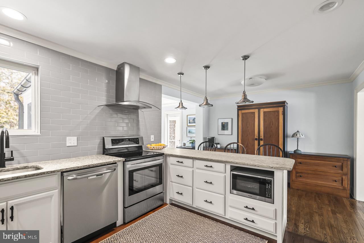 5005 Rhoades Place Alexandria, VA 22304 - Photo 11 of 55 VENTED HOOD, RECESSED & PENDANT LIGHTS