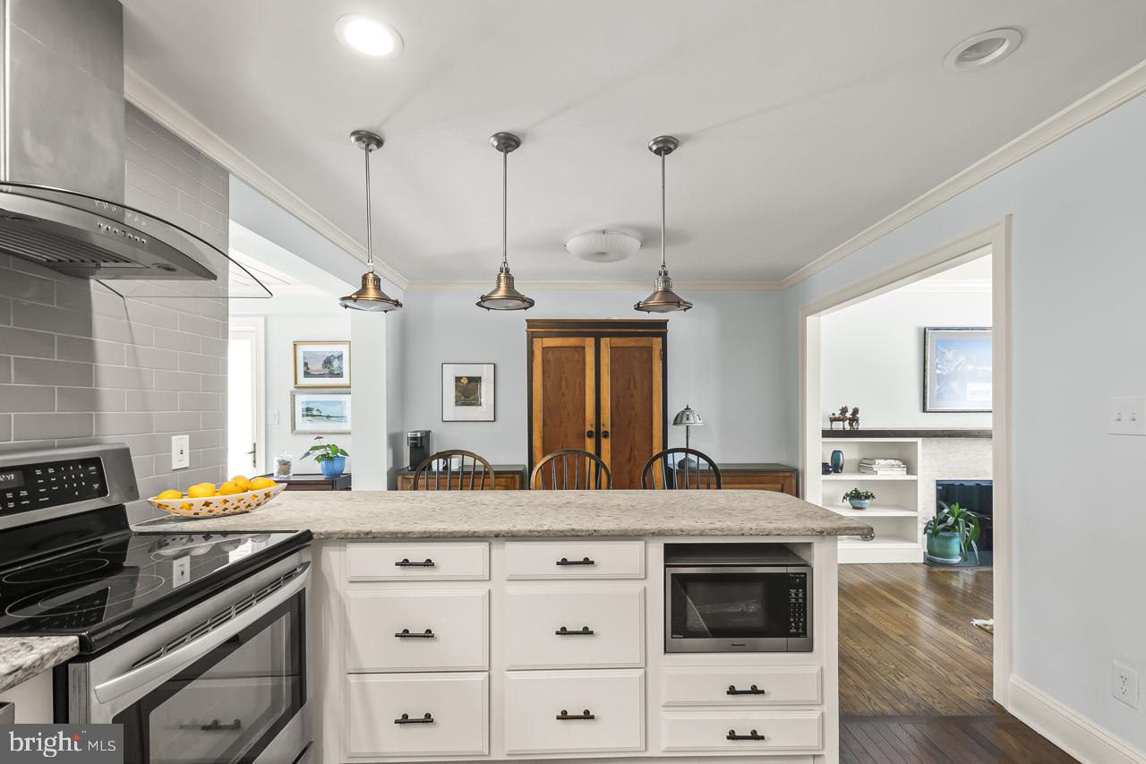 5005 Rhoades Place Alexandria, VA 22304 - Photo 12 of 55 KITCHEN WITH LOTS OF DRAWERS, BAR SEATING & NOOK