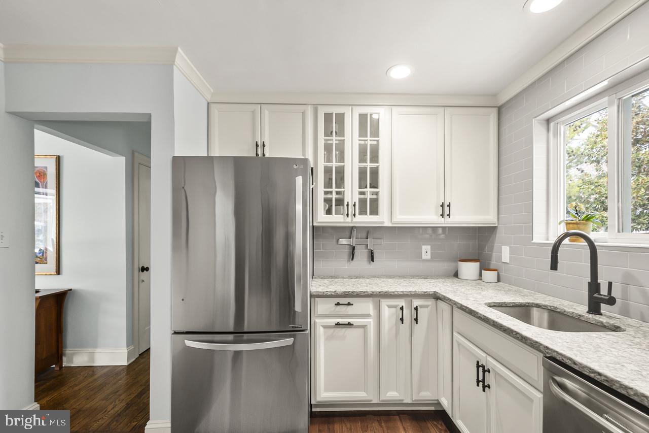 5005 Rhoades Place Alexandria, VA 22304 - Photo 13 of 55 SHAKER STYLE CABINETS, GLASS FRONT, GRANITE, SS