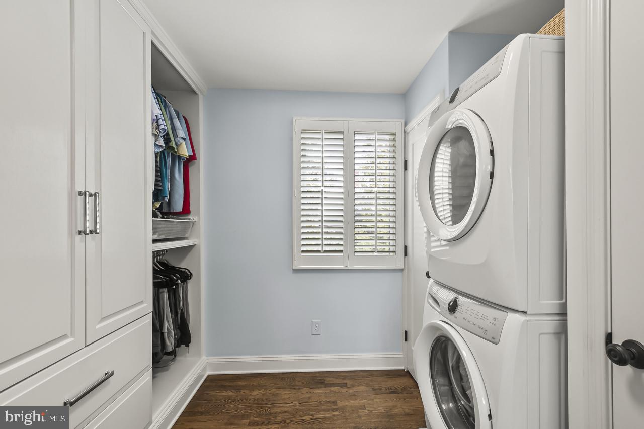 5005 Rhoades Place Alexandria, VA 22304 - Photo 22 of 55 MAIN LEVEL PRIMARY BEDROOM W/SEP LAUNDRY & CLOSET