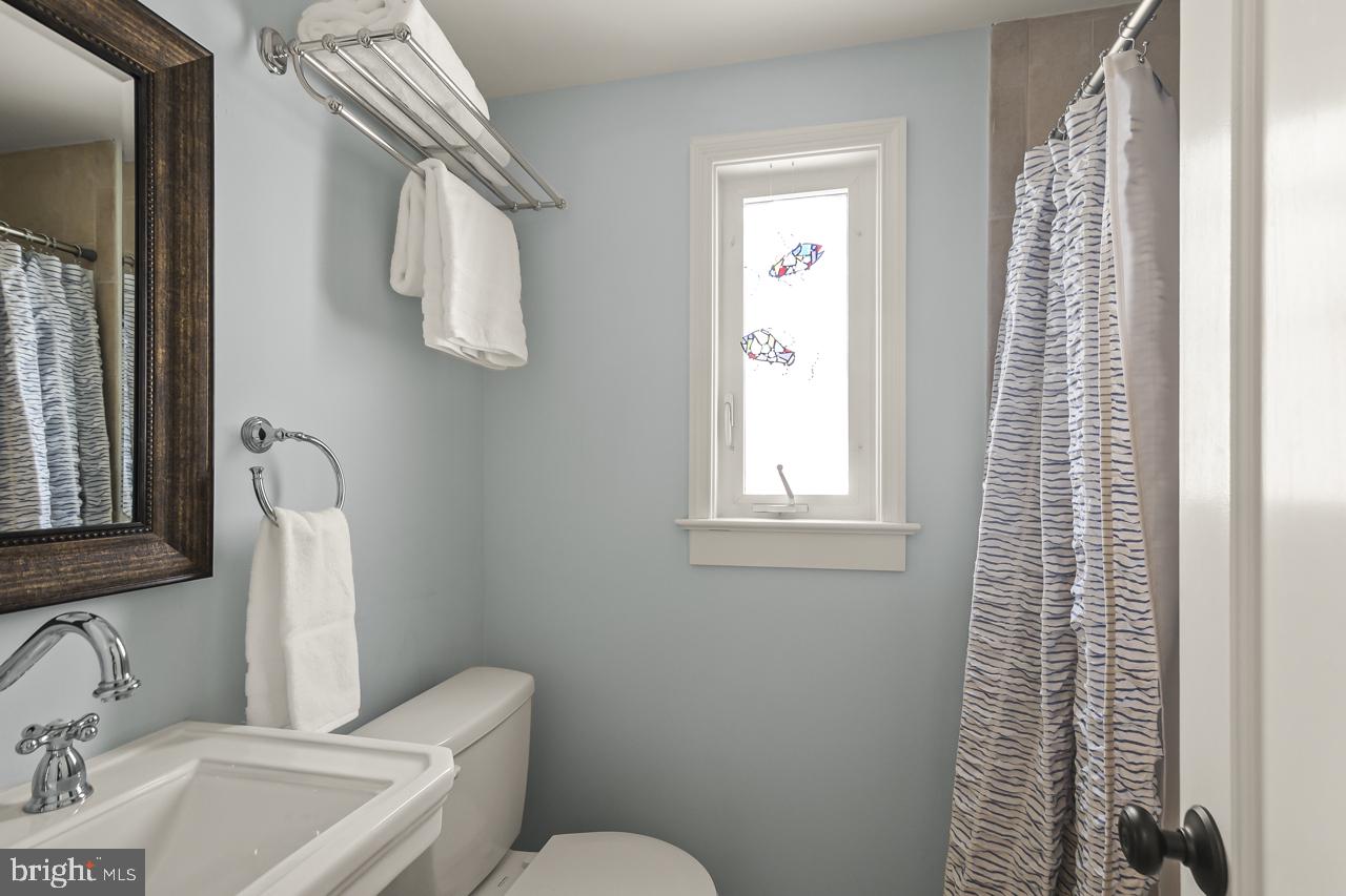 5005 Rhoades Place Alexandria, VA 22304 - Photo 26 of 55 TOP FLOOR FULL BATH