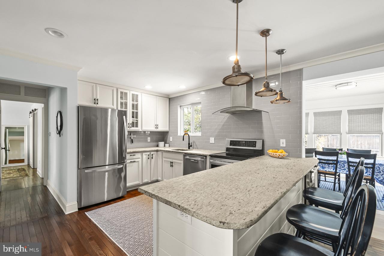 5005 Rhoades Place Alexandria, VA 22304 - Photo 9 of 55 L - SHAPED OPEN KITCHEN W/HIGH END MODERN UPDATES