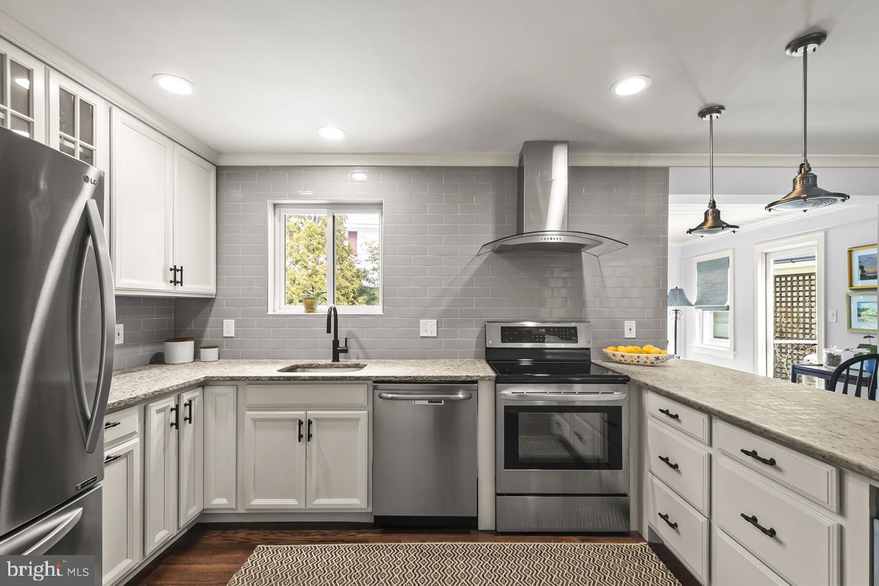 5005 Rhoades Place Alexandria, VA 22304 - Photo 10 of 55 SUBWAY TILE BACKSPLASH ENTIRE WALL & KIT WINDOW