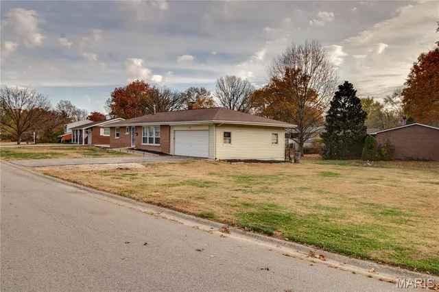 $172,000 | 5230 Wickway Drive, Alton, IL 62002