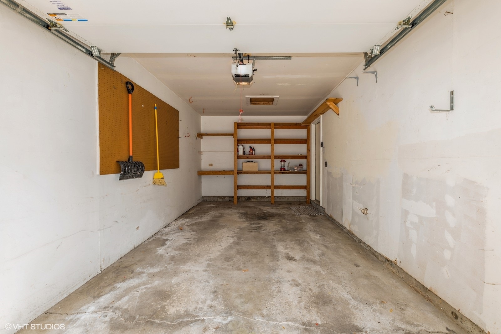 1214 Thomas Drive Woodstock, IL 60098 - Photo 11 of 14 a view of a livingroom with a furniture
