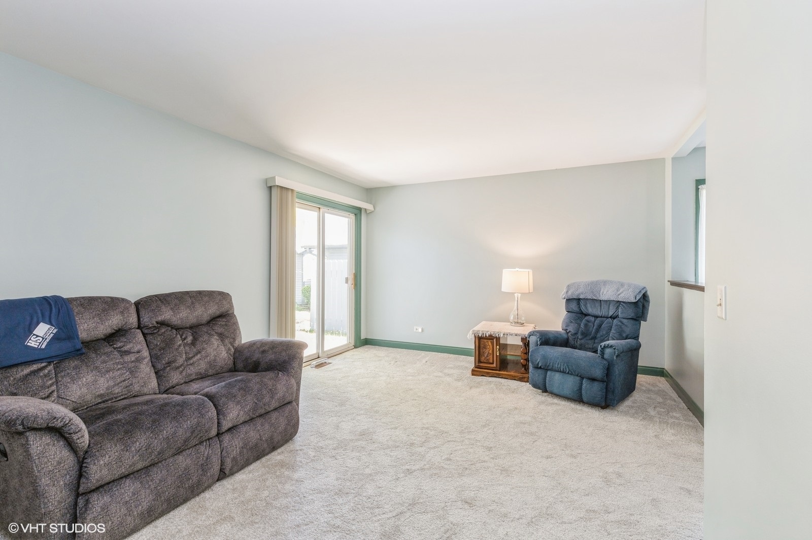1214 Thomas Drive Woodstock, IL 60098 - Photo 6 of 14 a living room with furniture and a window