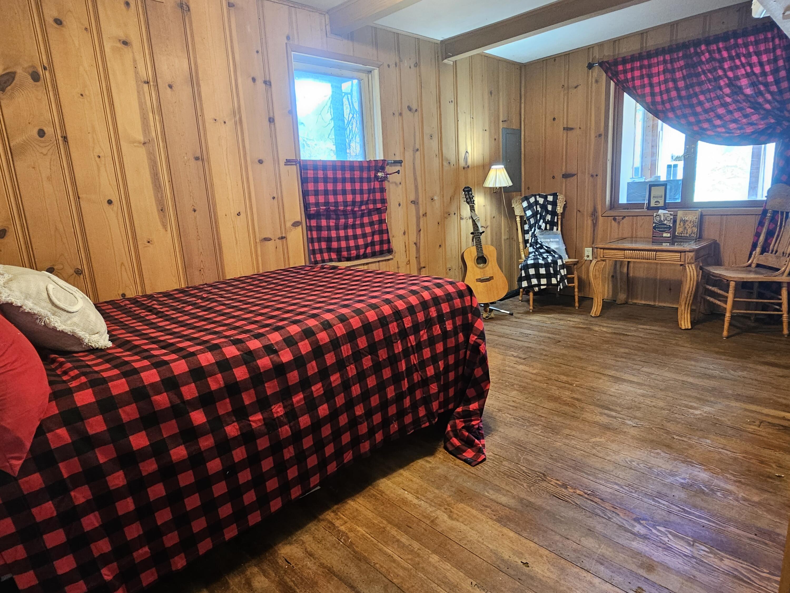 290 Star Gulch Road Jacksonville, OR 97530 - Photo 16 of 37 Downstairs Bedroom