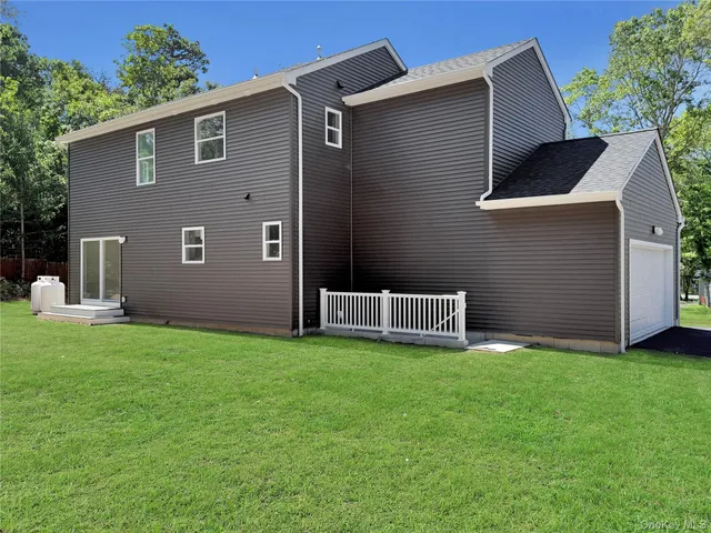 a view of a house with backyard and garden