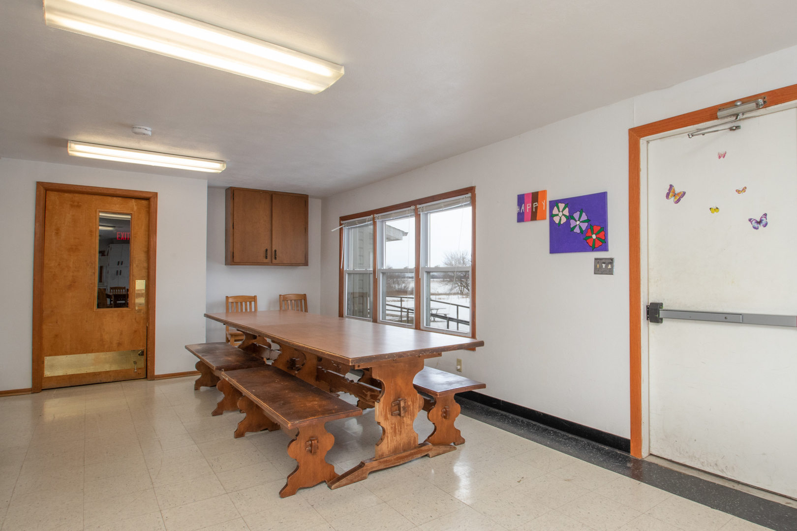 2567 Osborne Road Winnebago, IL 61088 - Photo 8 of 43 a living room with furniture gym equipment and a window