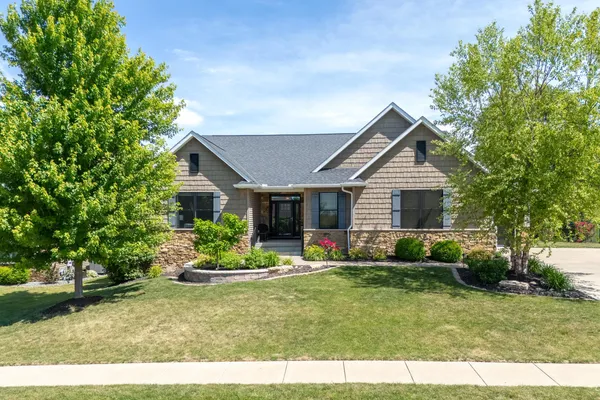 $815,000 | 6234 Whispering Hill Court, Bettendorf, IA 52722