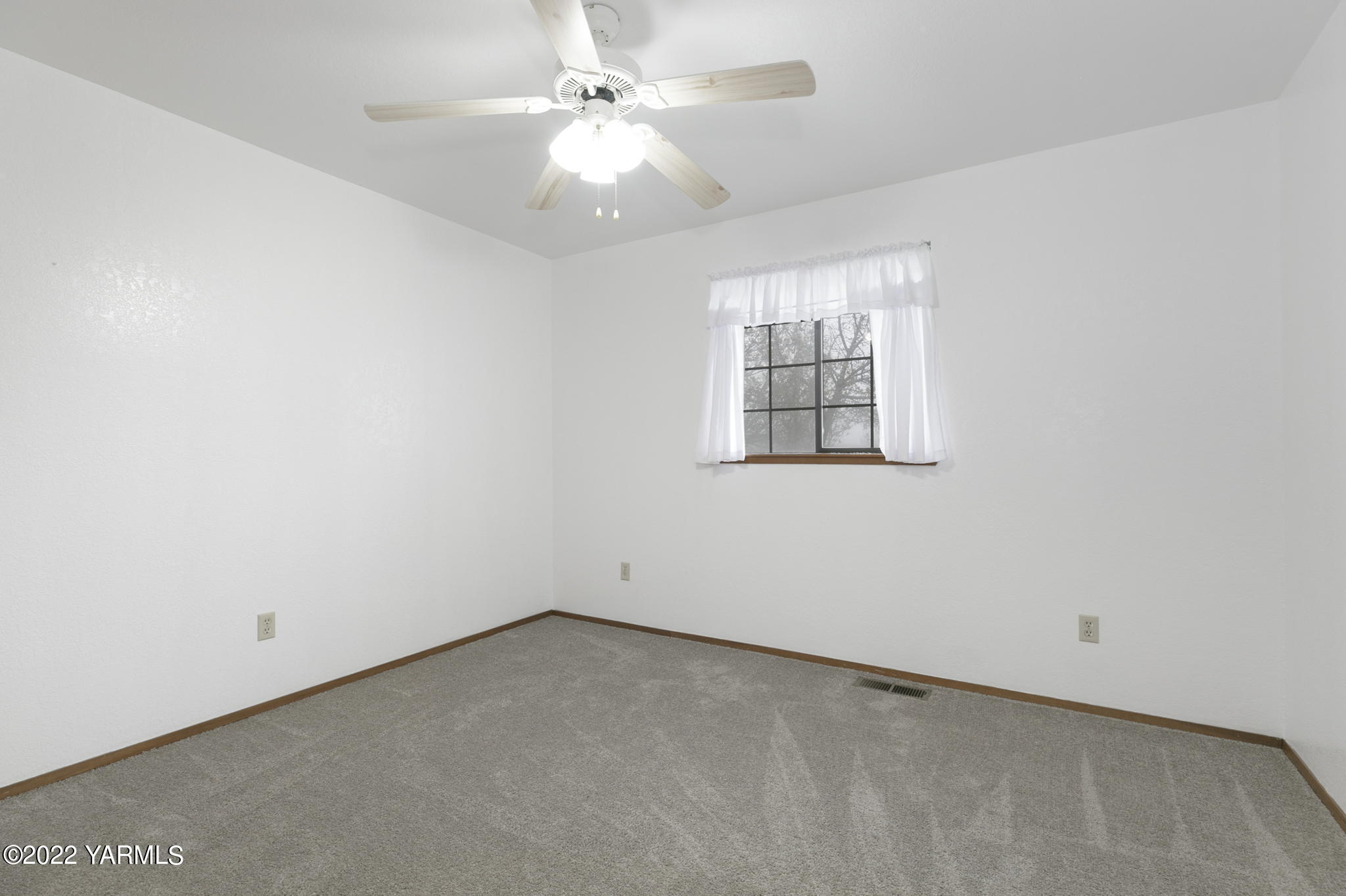 1220 Sheep Company Road Selah, WA 98942 - Photo 12 of 22 Bedroom 3