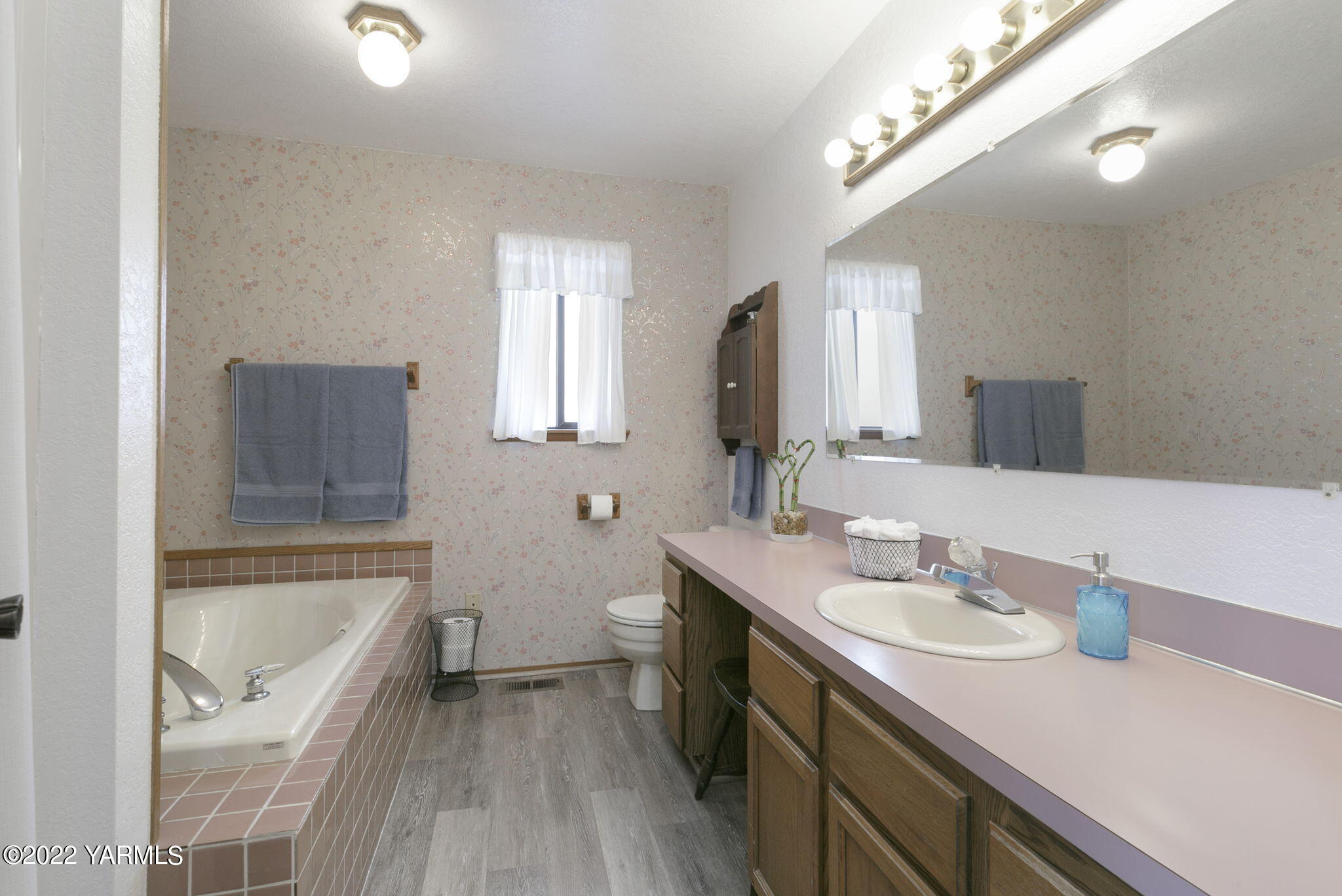1220 Sheep Company Road Selah, WA 98942 - Photo 10 of 22 Primary Bathroom