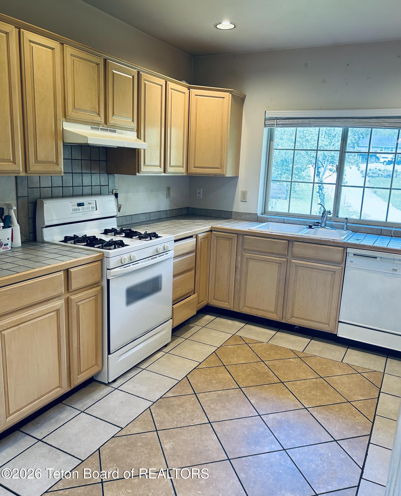 50 Cheyenne Circle Star Valley Ranch, WY 83127 - Photo 7 of 25 Kitchen