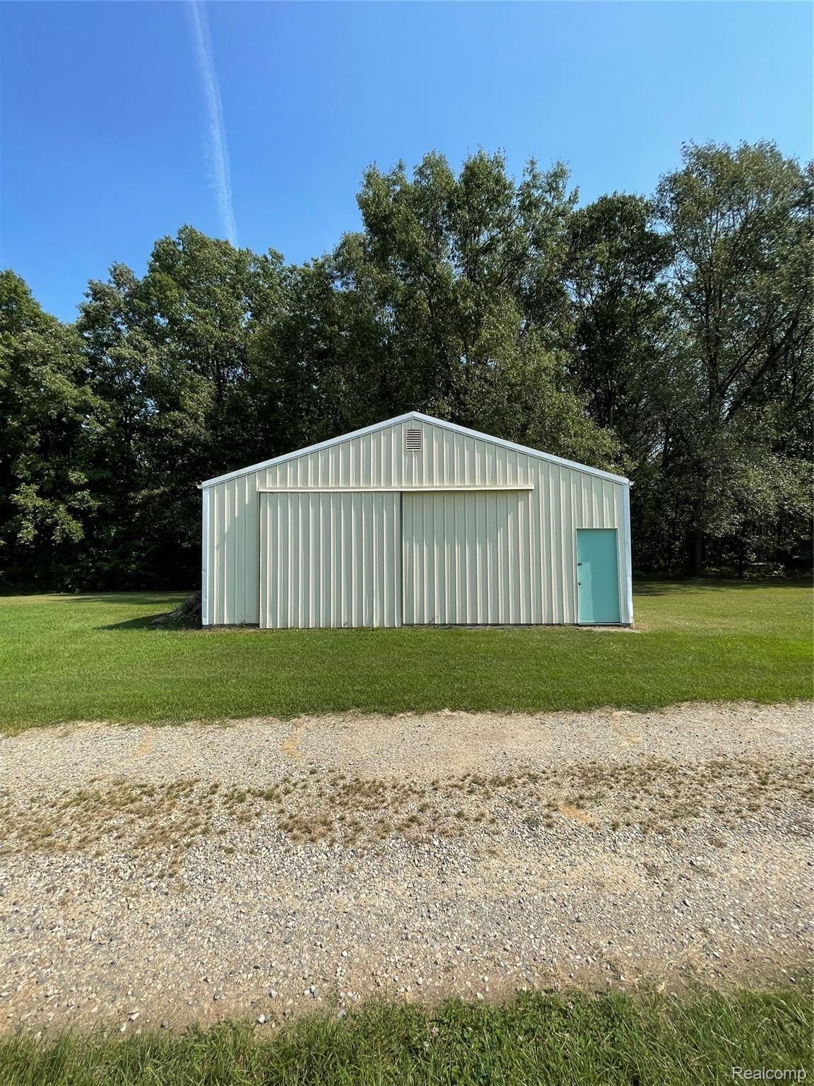 210 Michael Road Lapeer, MI 48446 - Photo 7 of 35 IMG_3277.jpg