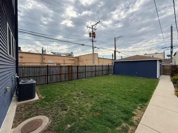 a view of a backyard