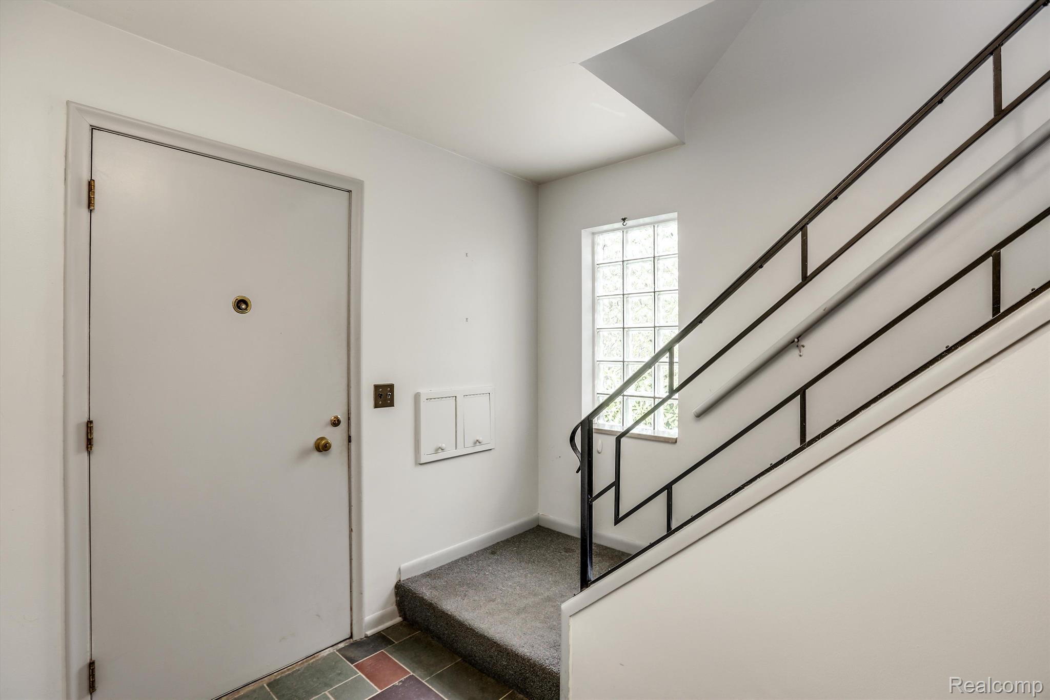 834 Harcourt Road Grosse Pointe, MI 48230 - Photo 2 of 30 Entry