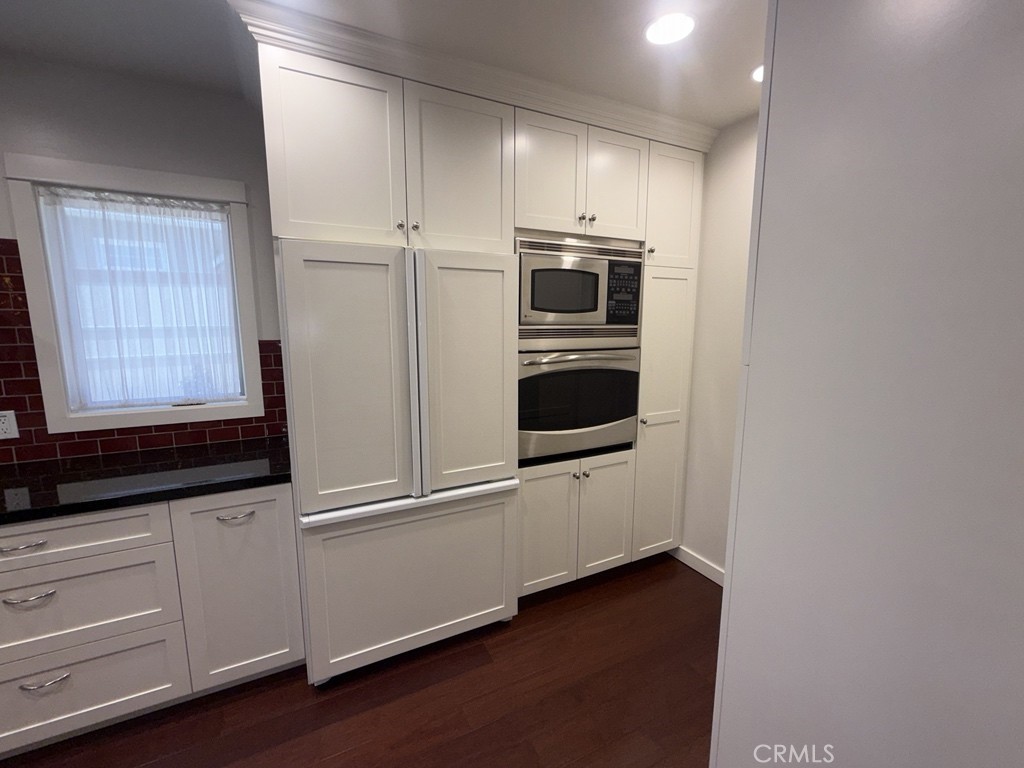 2746 North Kenneth Road Burbank, CA 91504 - Photo 4 of 29