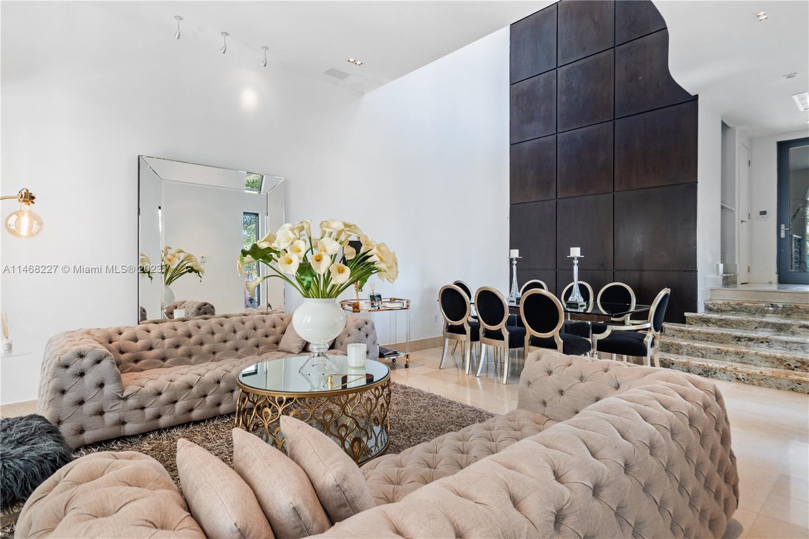 512 Fernwood Road, Unit 2 Key Biscayne, FL 33149 - Photo 3 of 23 a living room with furniture