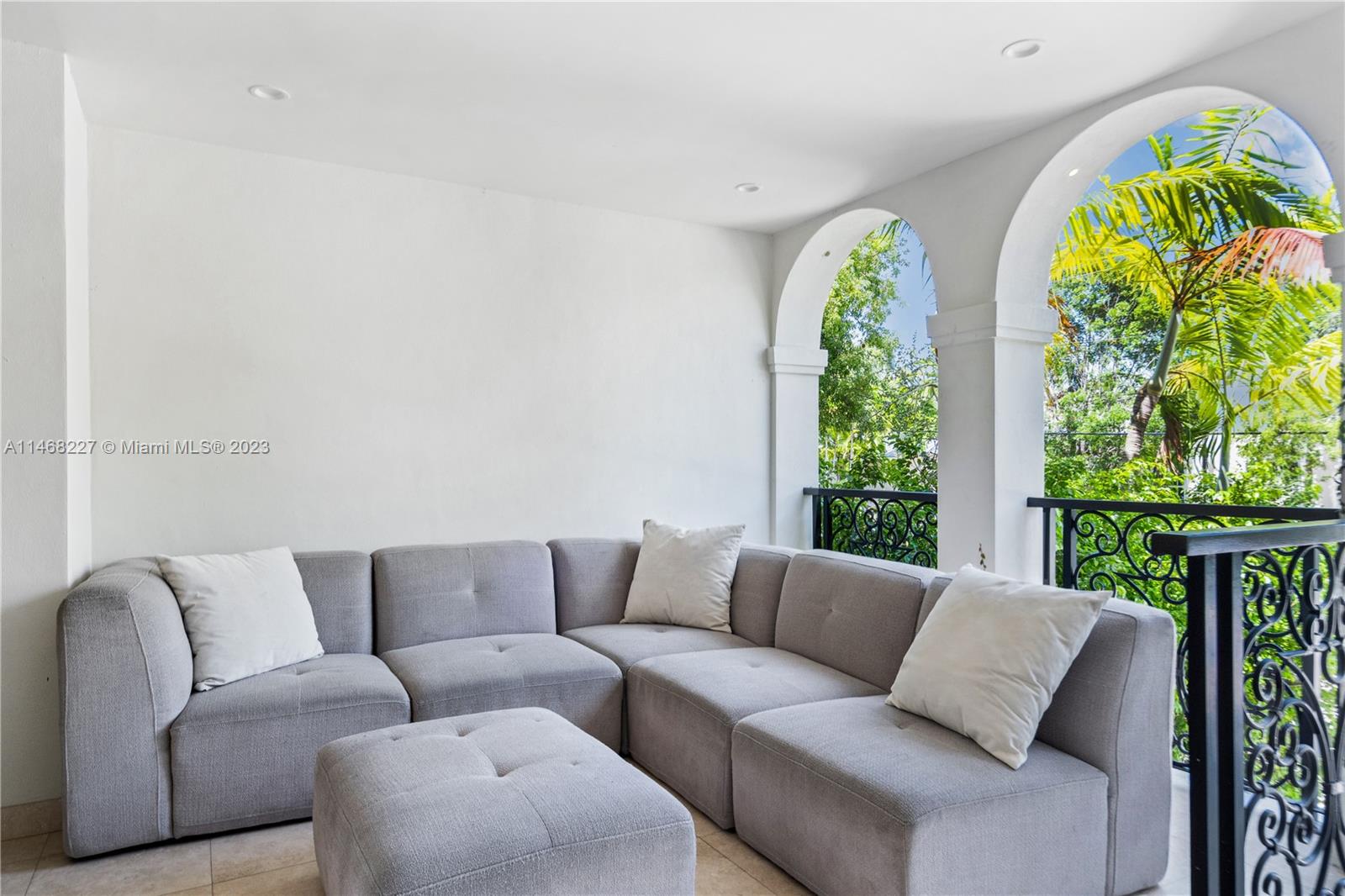 512 Fernwood Road, Unit 2 Key Biscayne, FL 33149 - Photo 9 of 23 a living room with furniture and a large window