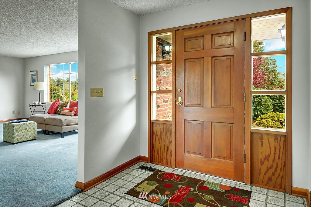 5730 South Upland Road Seattle, WA 98118 - Photo 4 of 18