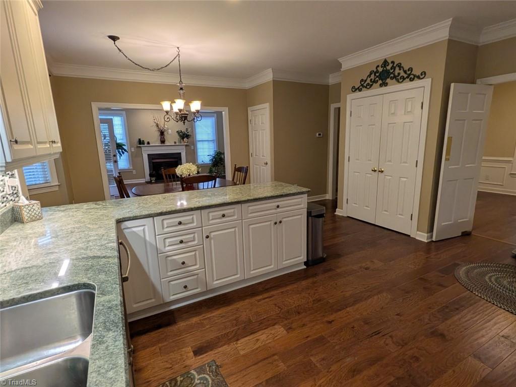 1702 Lakeland Point High Point, NC 27265 - Photo 9 of 50